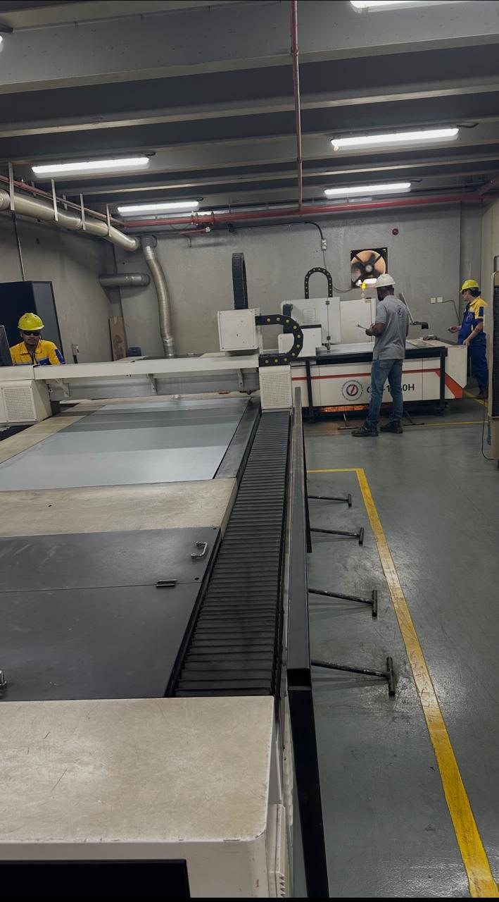 Checking cut sheets at the fiber laser cutting station